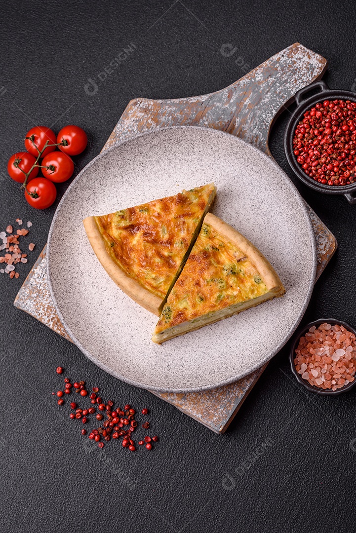 Deliciosa fatia de quiche em uma mesa de concreto