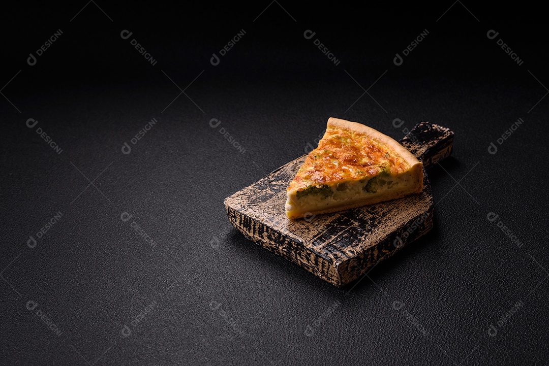 Deliciosa fatia de quiche em uma mesa de concreto