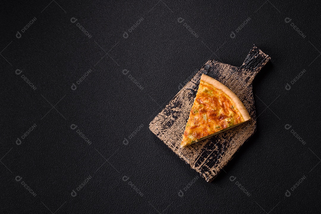 Deliciosa fatia de quiche em uma mesa de concreto