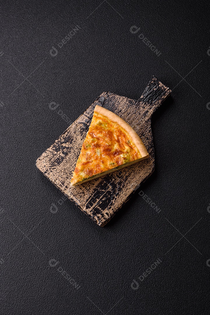 Deliciosa fatia de quiche em uma mesa de concreto