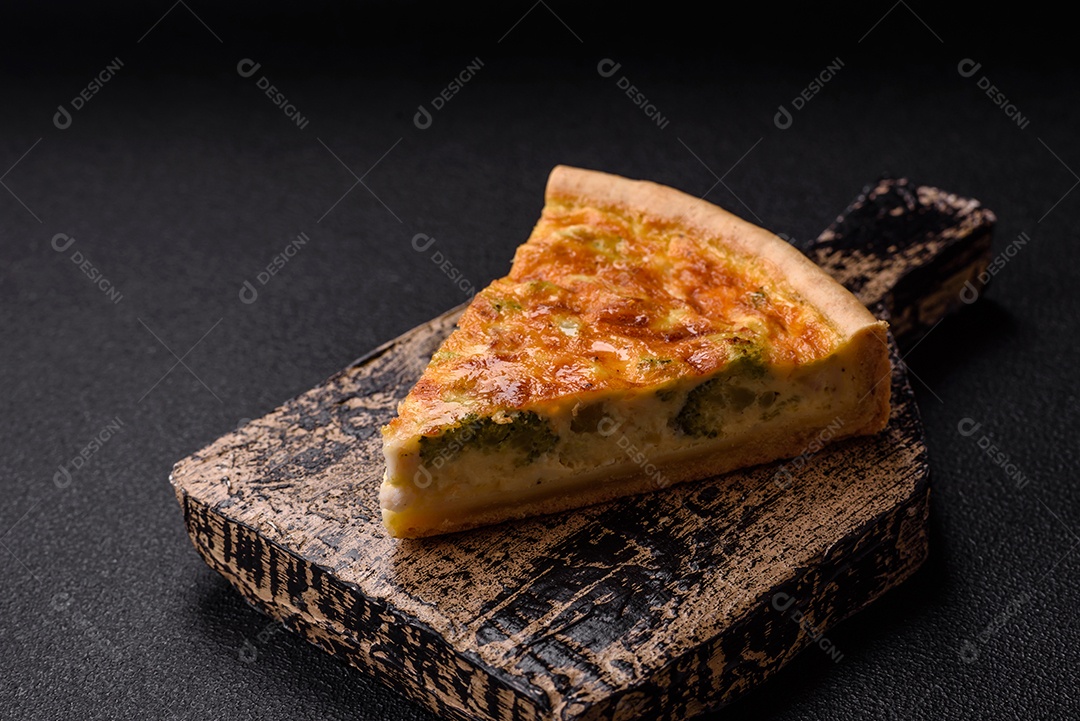 Deliciosa fatia de quiche em uma mesa de concreto