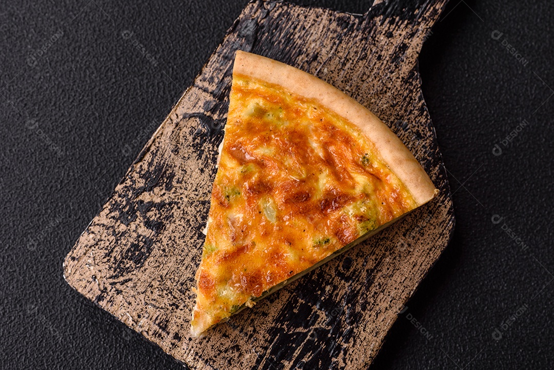 Deliciosa fatia de quiche em uma mesa de concreto