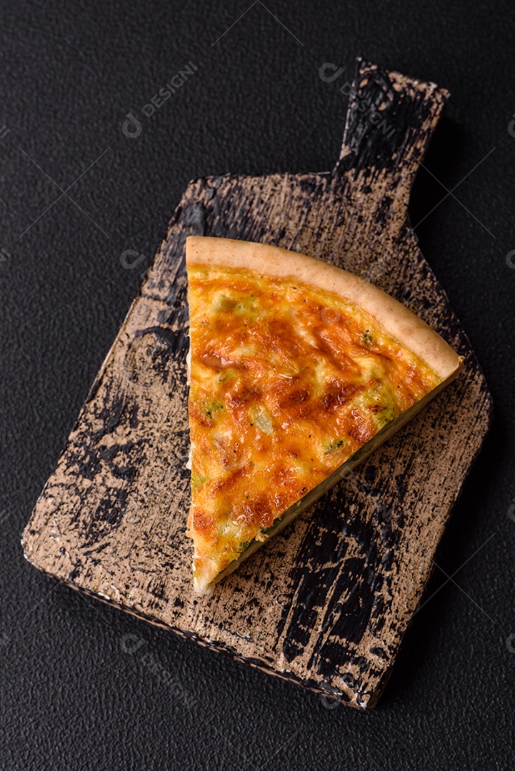 Deliciosa fatia de quiche em uma mesa de concreto