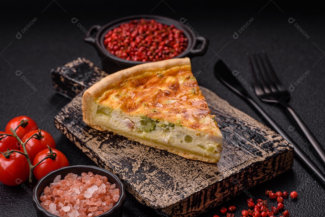 Deliciosa fatia de quiche em uma mesa de concreto