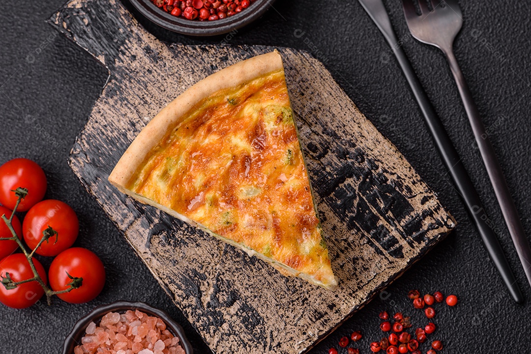 Deliciosa fatia de quiche em uma mesa de concreto