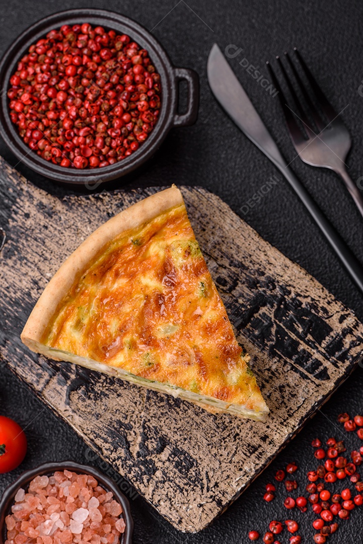 Deliciosa fatia de quiche em uma mesa de concreto
