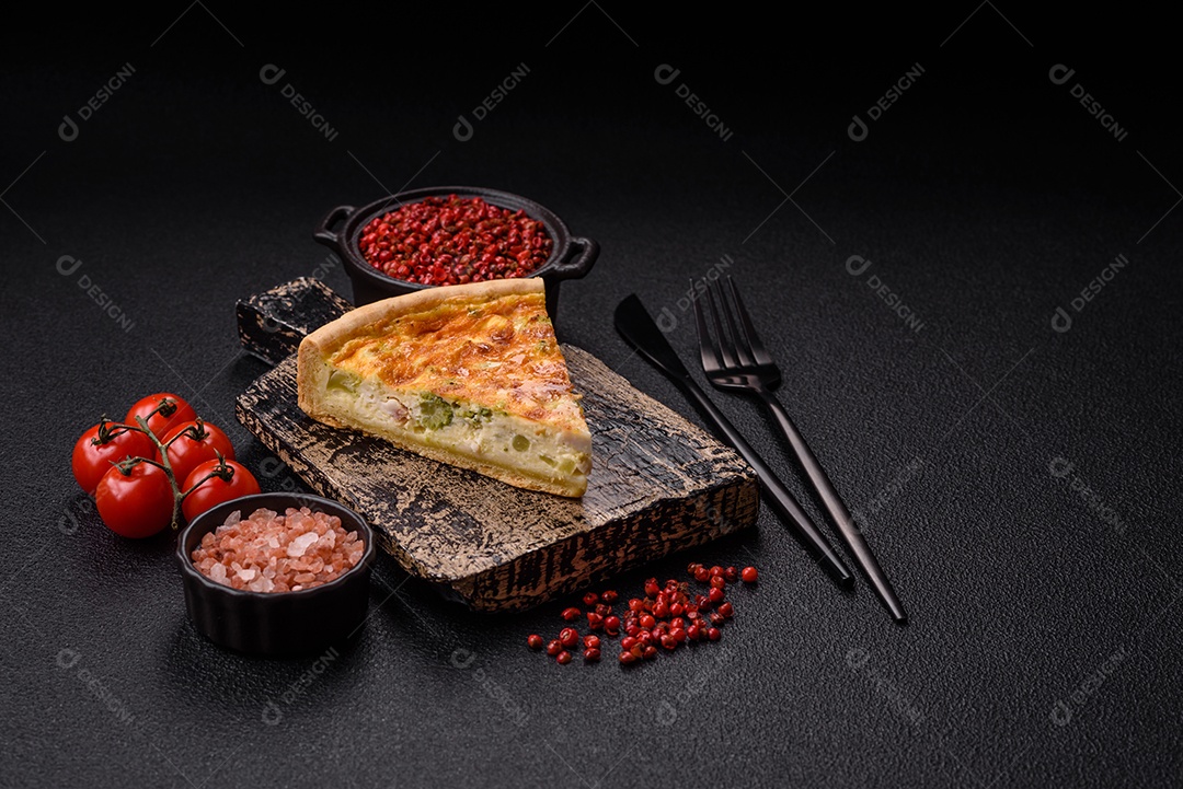 Deliciosa fatia de quiche em uma mesa de concreto