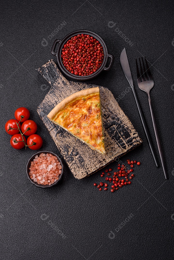 Deliciosa fatia de quiche em uma mesa de concreto