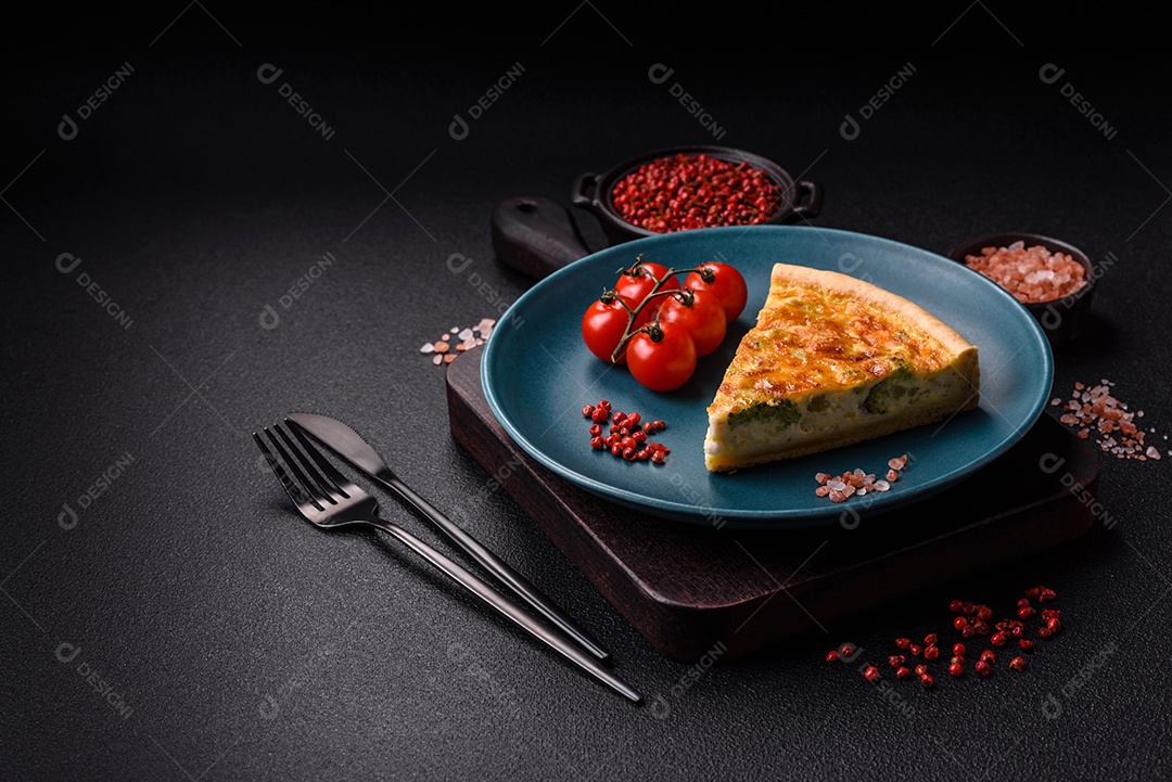 Deliciosa fatia de quiche em uma mesa de concreto