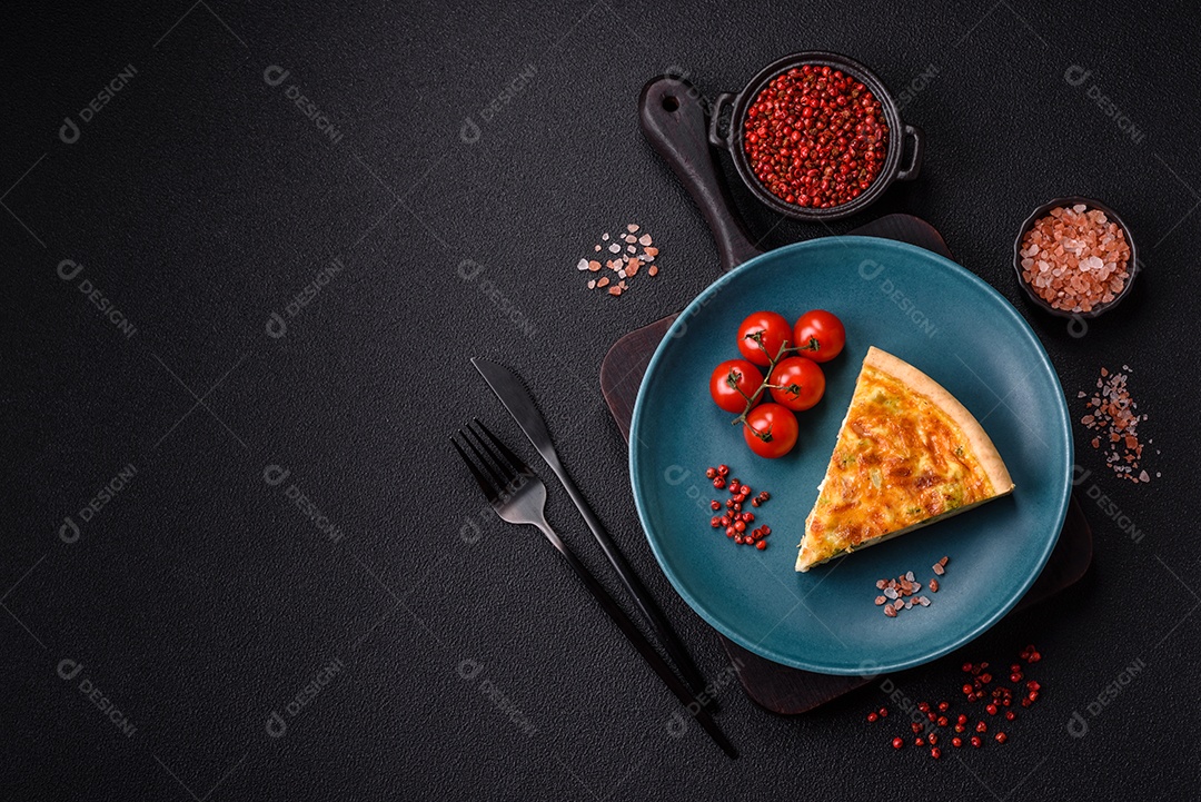 Deliciosa fatia de quiche em uma mesa de concreto