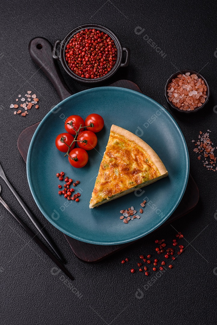 Deliciosa fatia de quiche em uma mesa de concreto