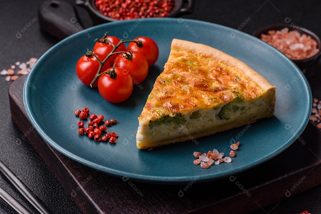 Deliciosa fatia de quiche em uma mesa de concreto