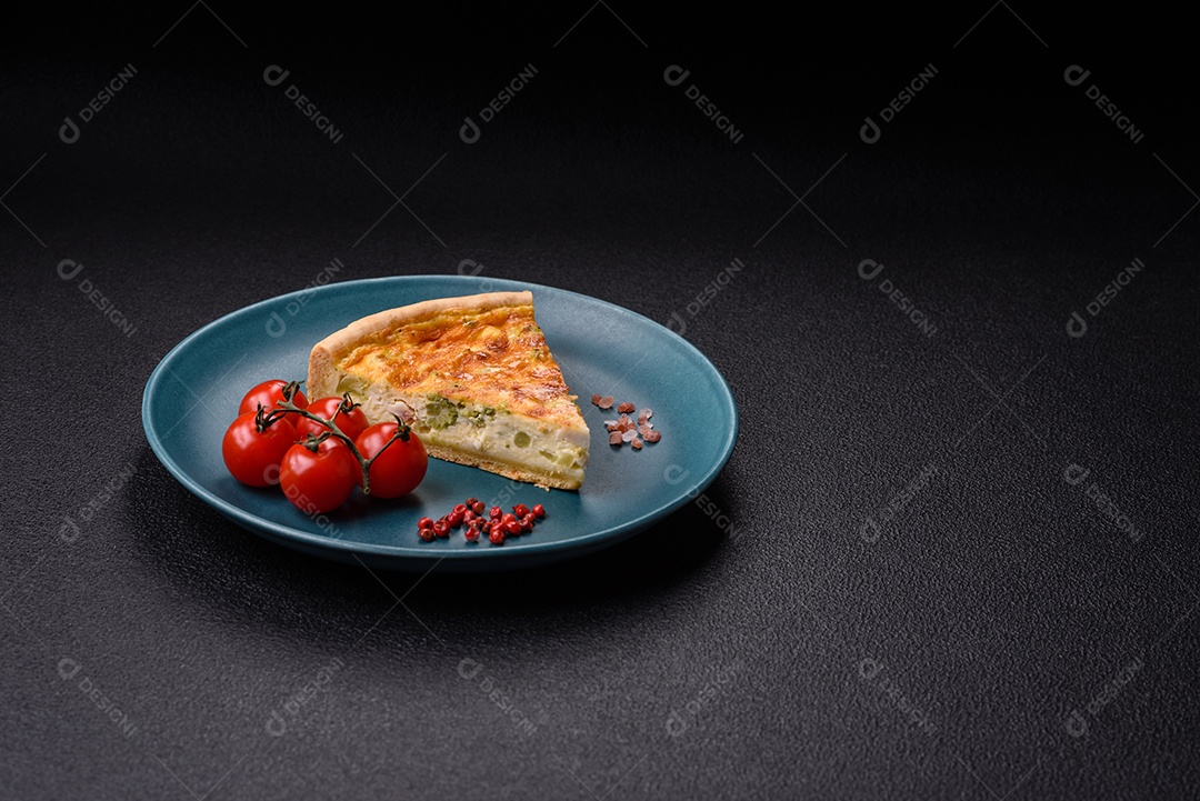 Imagem mostra uma fatia de quiche, acompanhada de tomates-cereja e grãos de pimenta rosa