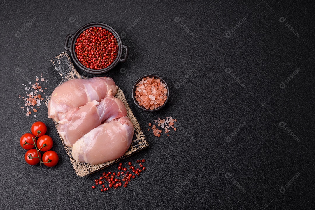 Filés de peito de frango crus, sem pele ou osso