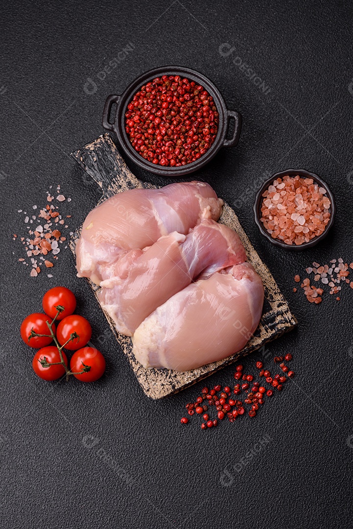 Filés de peito de frango crus, sem pele ou osso