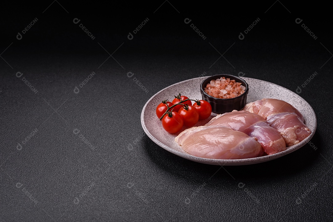 Filés de peito de frango crus, sem pele ou osso