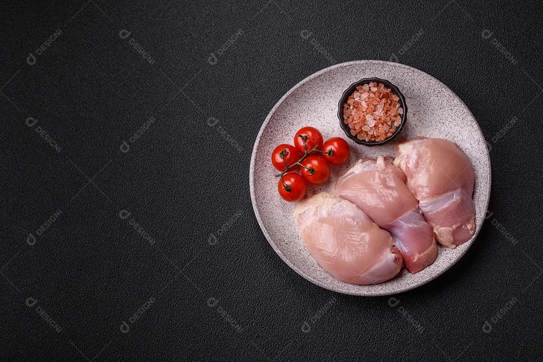 Filés de peito de frango crus, sem pele ou osso