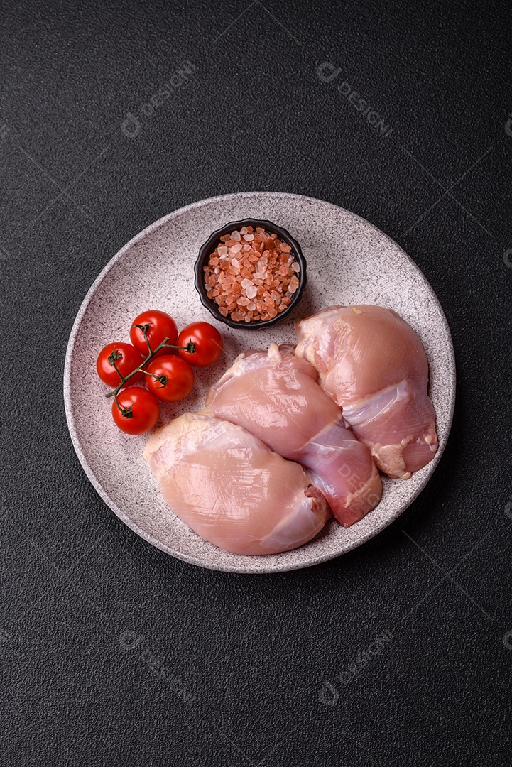 Filés de peito de frango crus, sem pele ou osso