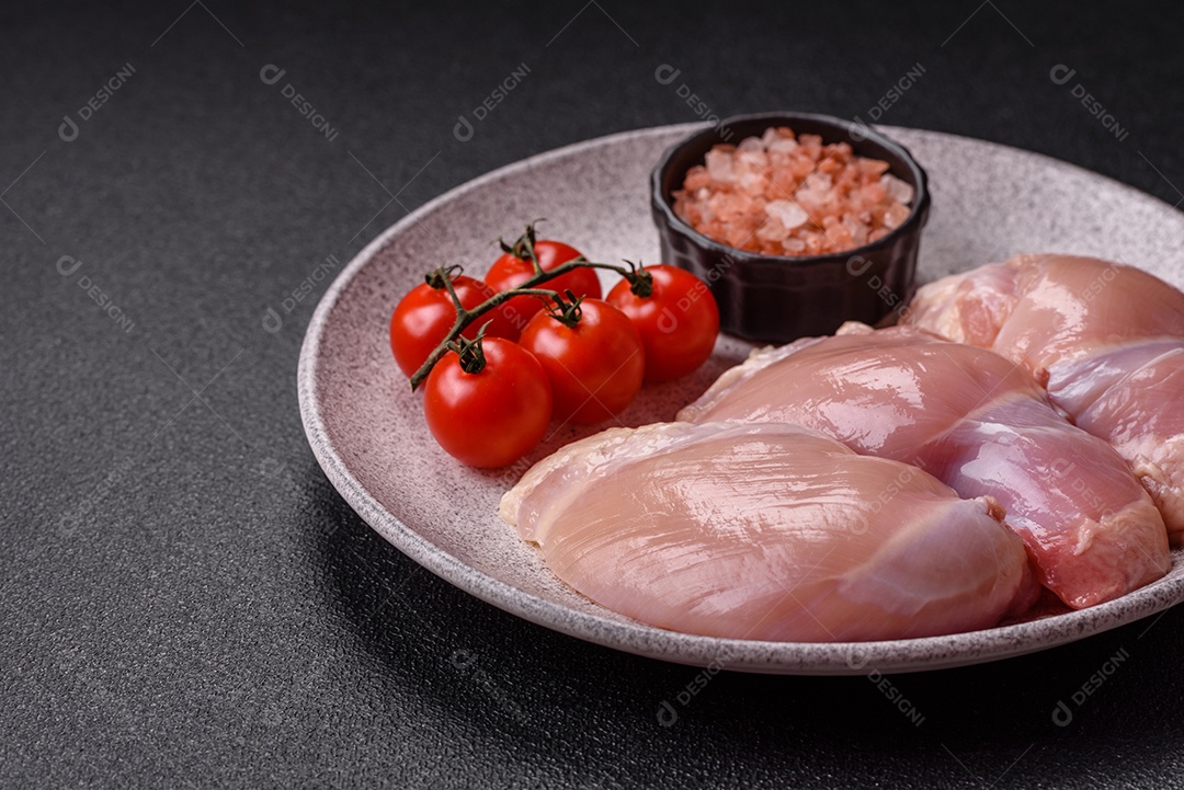 Filés de peito de frango crus, sem pele ou osso