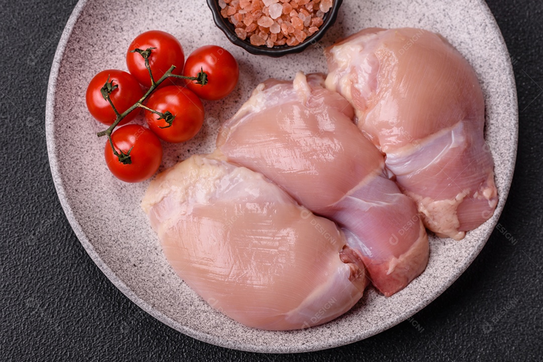 Filés de peito de frango crus, sem pele ou osso