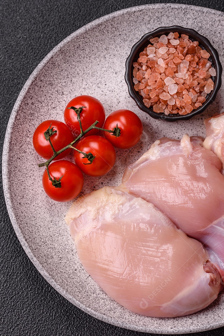 Filés de peito de frango crus, sem pele ou osso