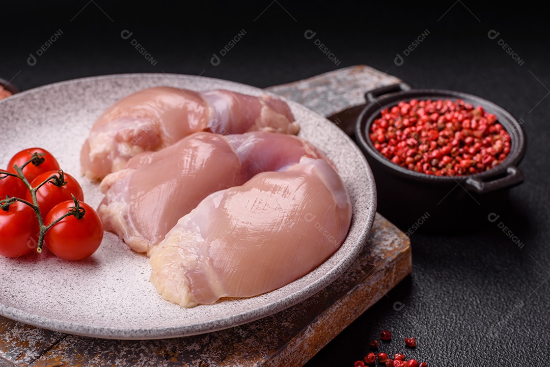 Filés de peito de frango crus, sem pele ou osso