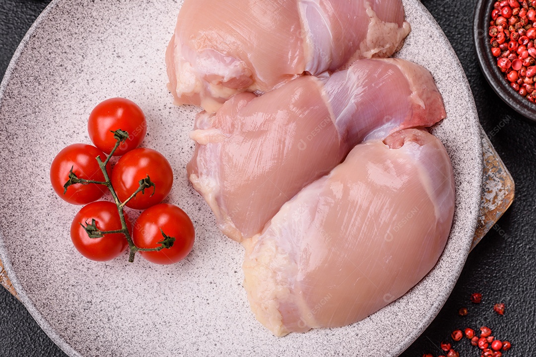 Filés de peito de frango crus, sem pele ou osso