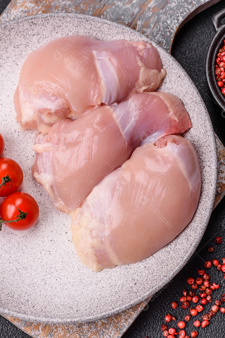 Filés de peito de frango crus, sem pele ou osso