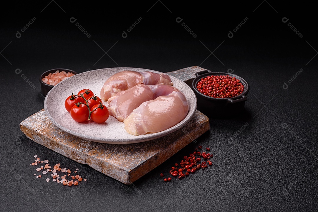 Filés de peito de frango crus, sem pele ou osso