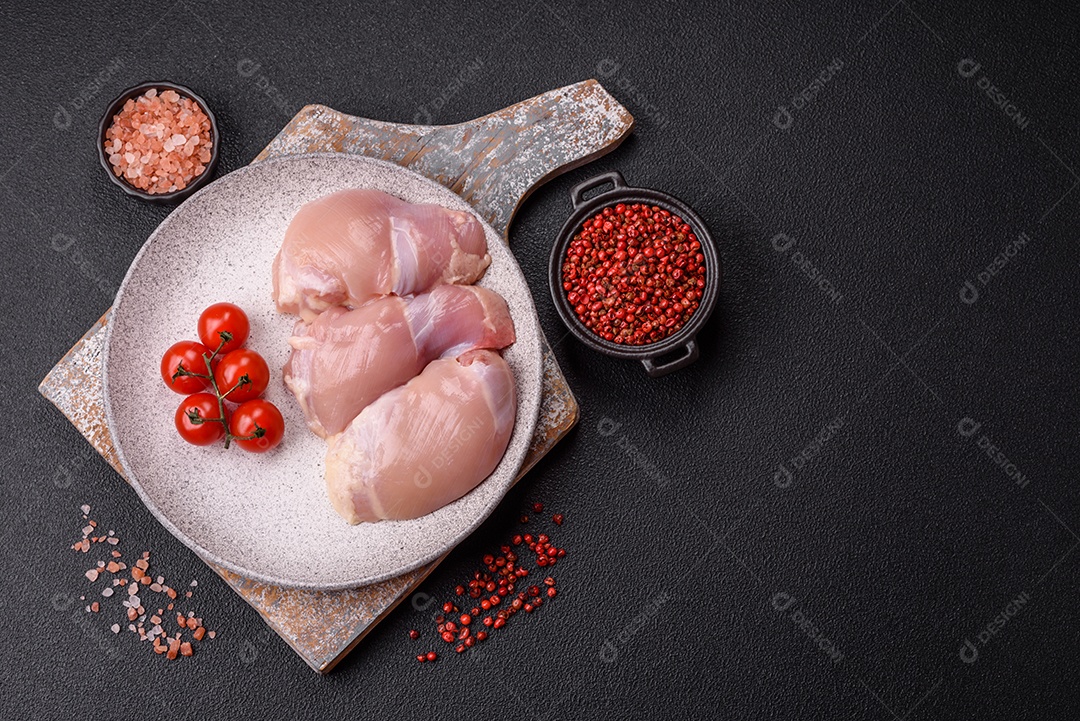 Filés de peito de frango crus, sem pele ou osso