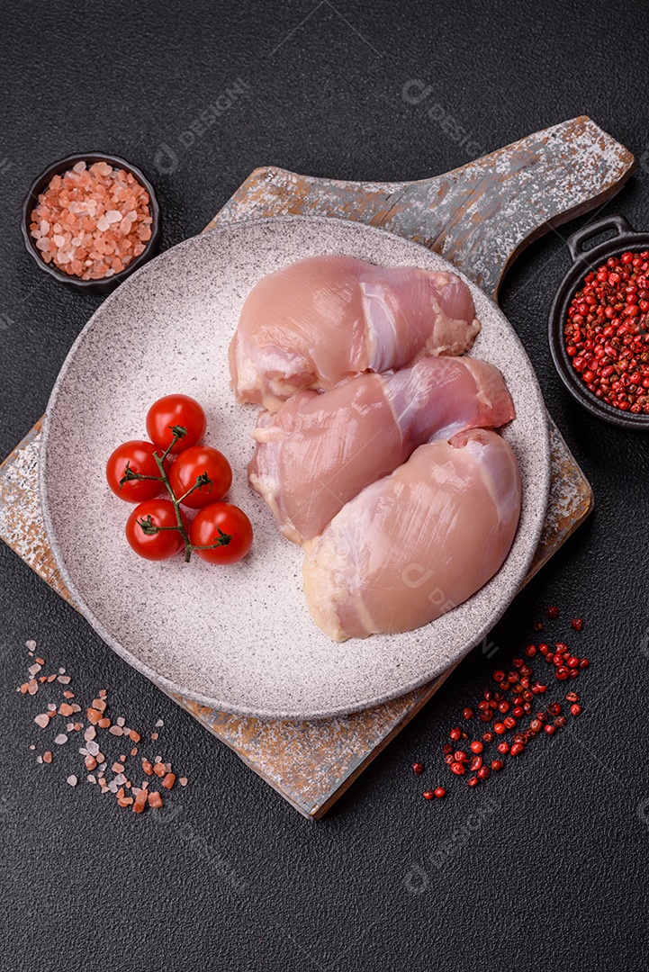 Filés de peito de frango crus, sem pele ou osso