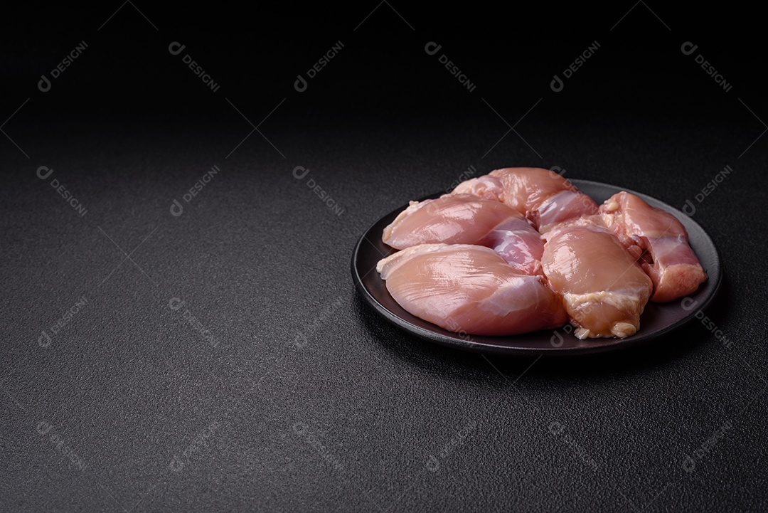 Filés de peito de frango crus, sem pele ou osso