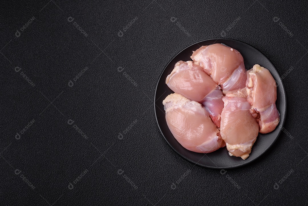 Filés de peito de frango crus, sem pele ou osso