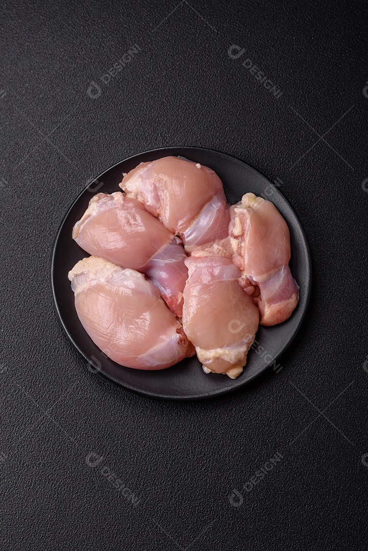 Filés de peito de frango crus, sem pele ou osso