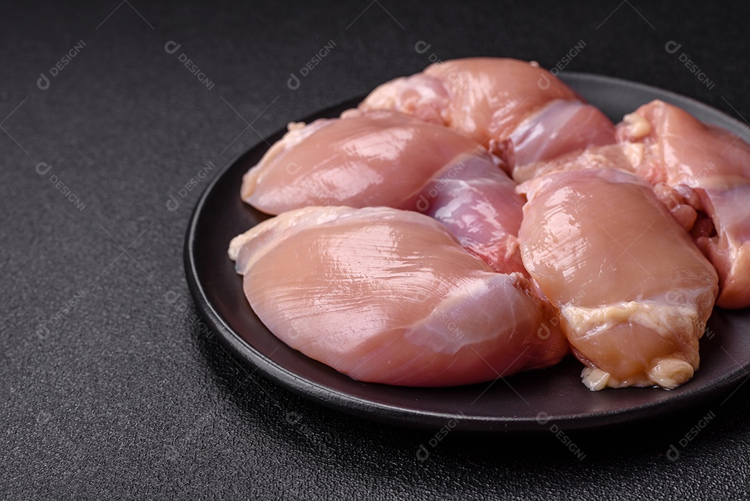 Filés de peito de frango crus, sem pele ou osso