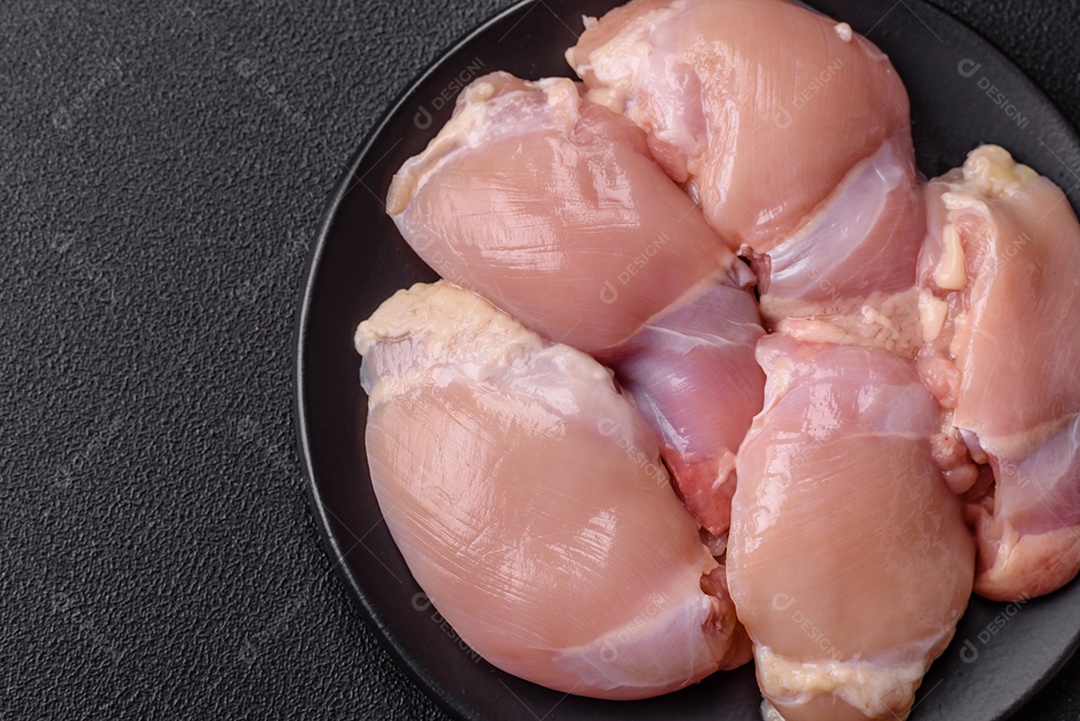 Filés de peito de frango crus, sem pele ou osso