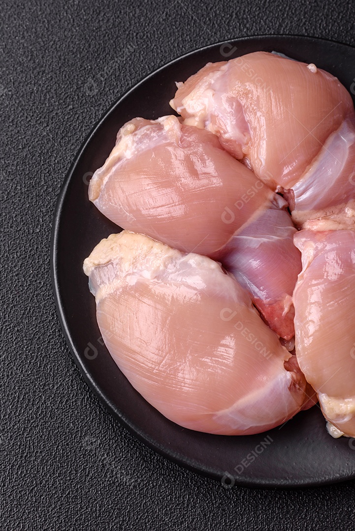 Filés de peito de frango crus, sem pele ou osso