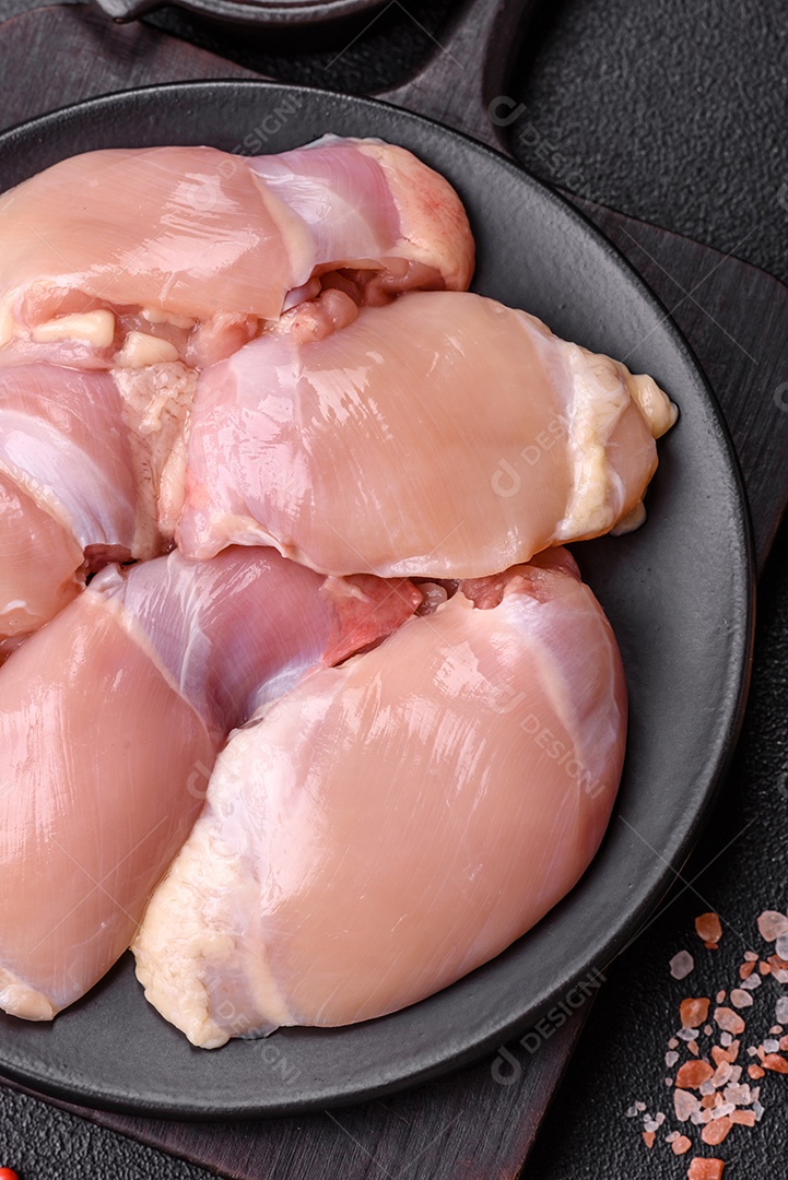 Filés de peito de frango crus, sem pele ou osso