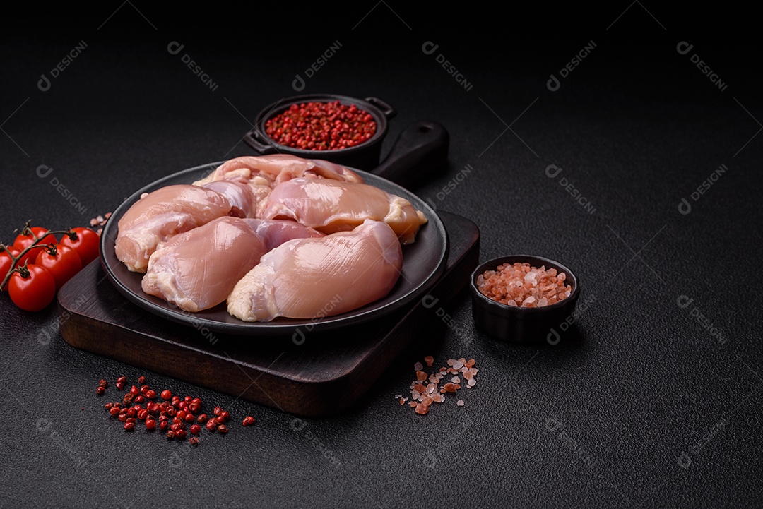 Filés de peito de frango crus, sem pele ou osso