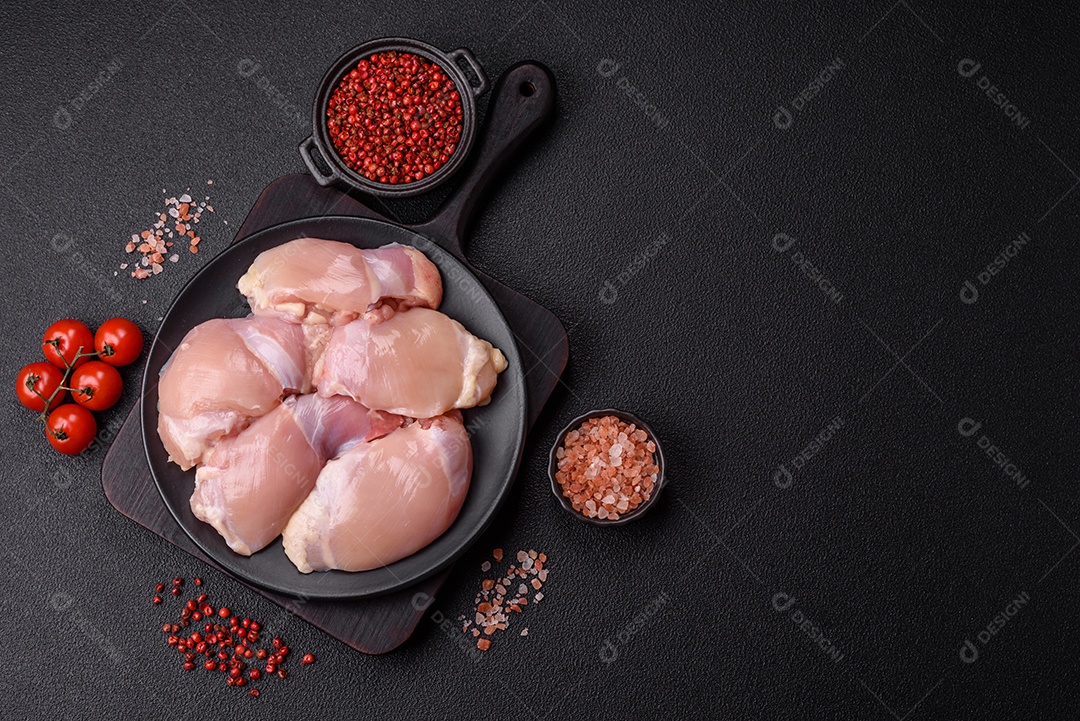 Filés de peito de frango crus, sem pele ou osso