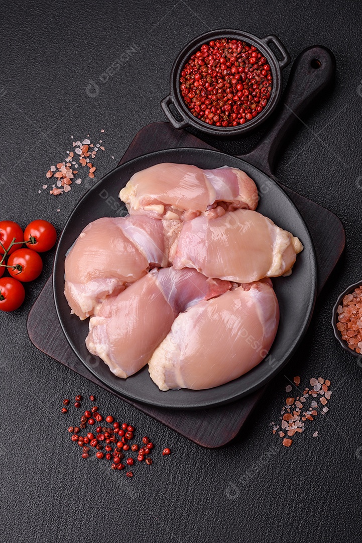 Filés de peito de frango crus, sem pele ou osso