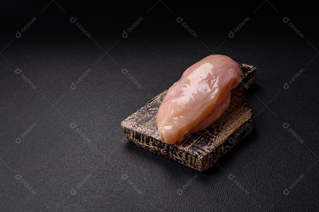 Filés de peito de frango crus, sem pele ou osso