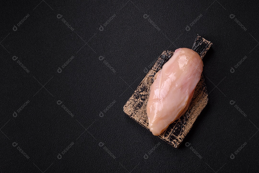 Filés de peito de frango crus, sem pele ou osso