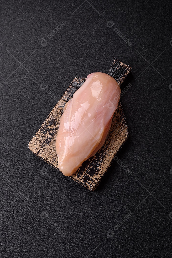 Filés de peito de frango crus, sem pele ou osso