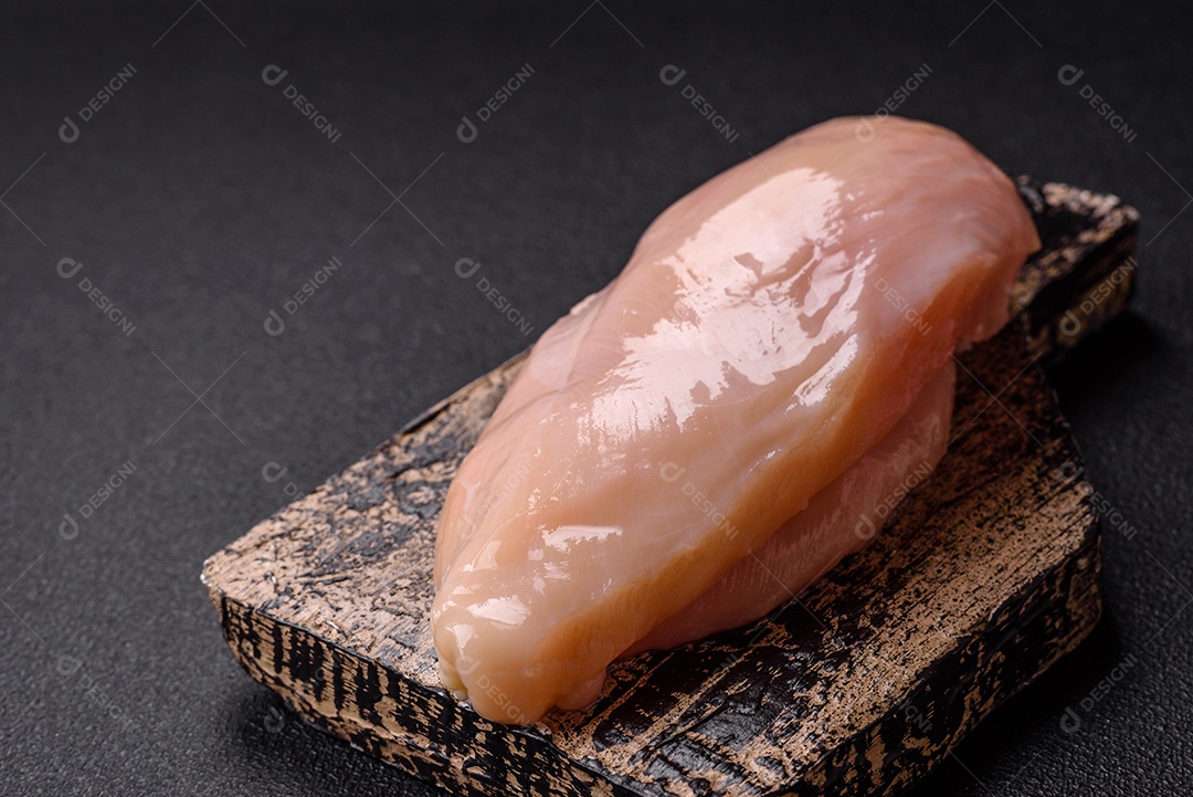 Filés de peito de frango crus, sem pele ou osso