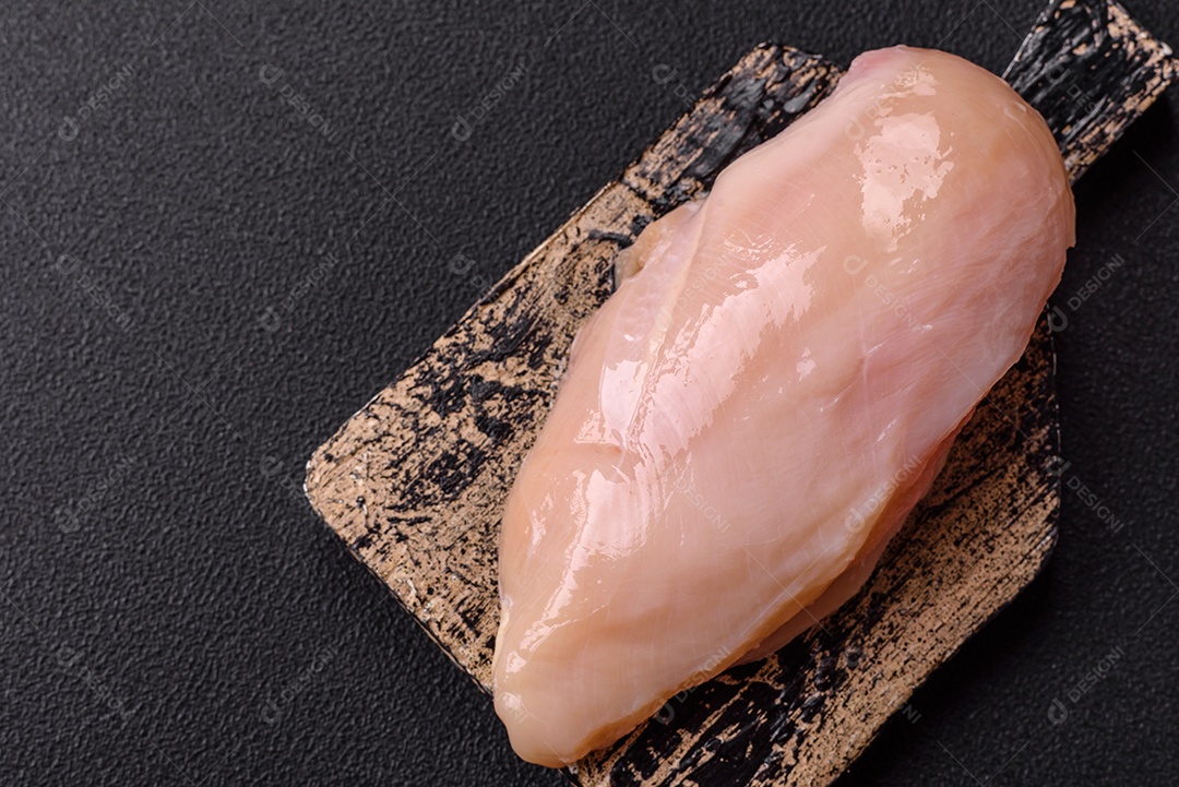 Filés de peito de frango crus, sem pele ou osso