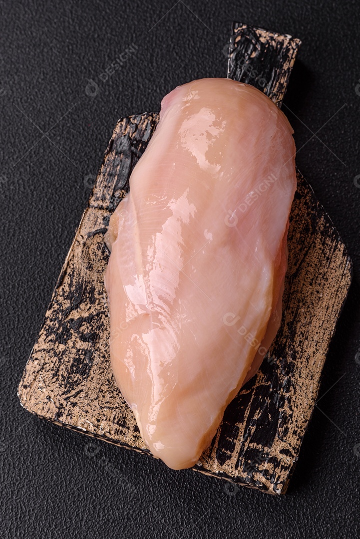 Filés de peito de frango crus, sem pele ou osso