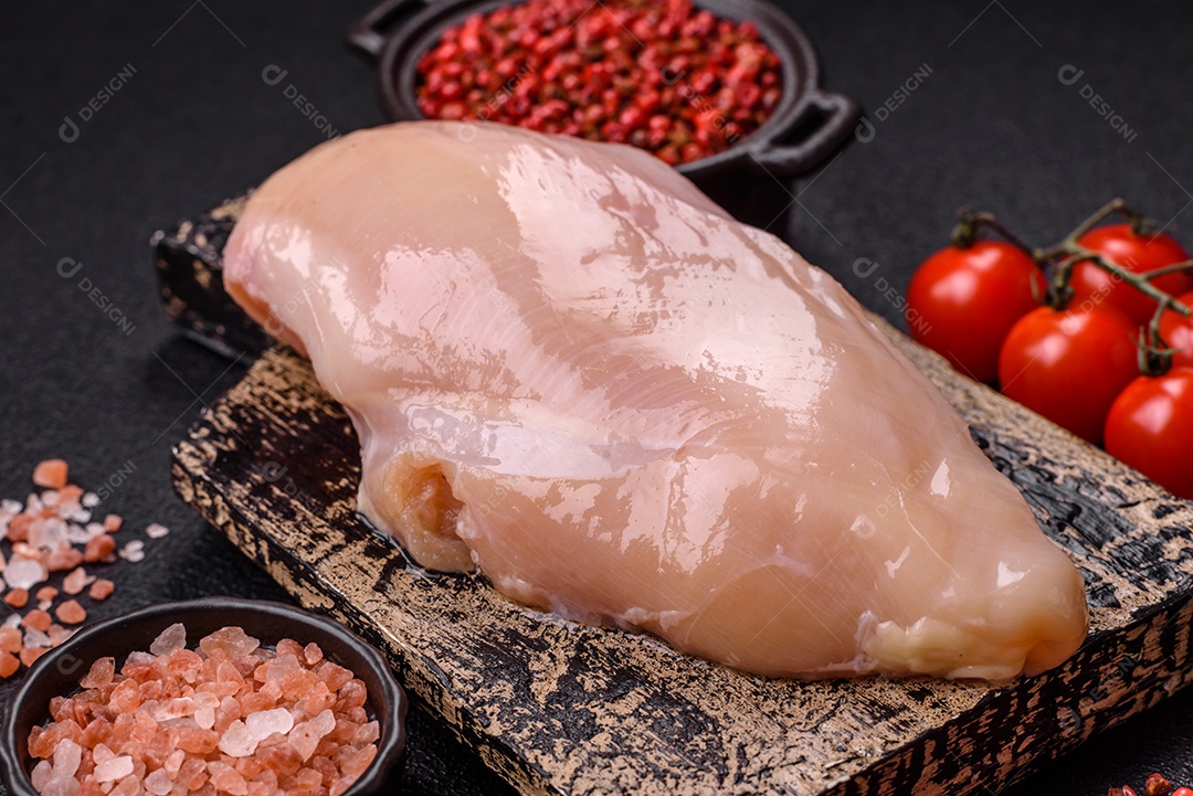 Filés de peito de frango crus, sem pele ou osso