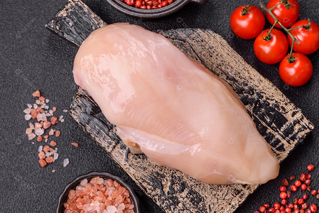 Filés de peito de frango crus, sem pele ou osso