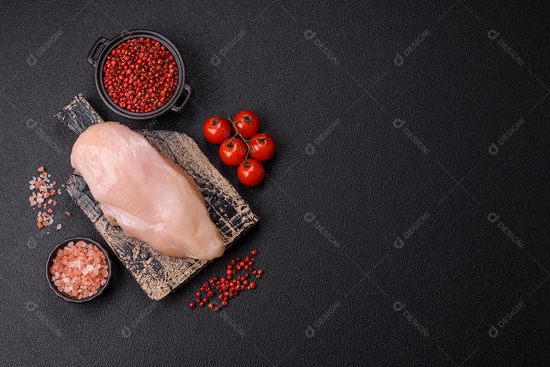 Filés de peito de frango crus, sem pele ou osso